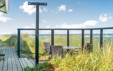 Fatiha - 100M from the Sea: Maison, Domicile, Porte, Toit, Chalet, Biens, Jardin, Ombre, Siding, Cour