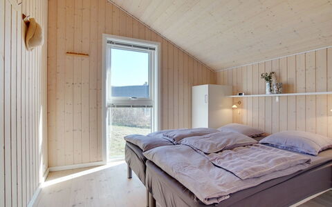 Ulf - 100M from the Sea: Bois, Domicile, Plafond, Chambre, Dur, Lit, Tache De Bois, Literie, Planche, Cadre De Lit