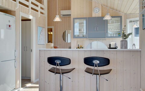 Ulf - 100M from the Sea: Bois, Design Intérieur, Sol, Plafond, Sol, Meubles, Cuisine, Luminaire, Comptoir, Éclairage