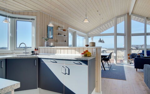Ulf - 100M from the Sea: Domicile, Plafond, Comptoir, Cuisine, Cabinetry, Luminaire, Évier, Table Cuisine Et Salle A Manger, Chaise, Dur