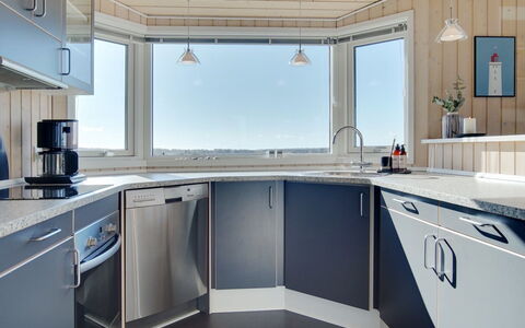 Ulf - 100M from the Sea: Plafond, Design Intérieur, Sol, Cuisine, Comptoir, Appareil De Cuisine, Cabinetry, Électroménager, Luminaire, Principaux Appliance