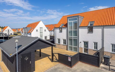 Hilma - 600M from the Sea: Maison, Domicile, Porte, Toit, Chalet, Biens, Jardin, Ombre, Siding, Cour