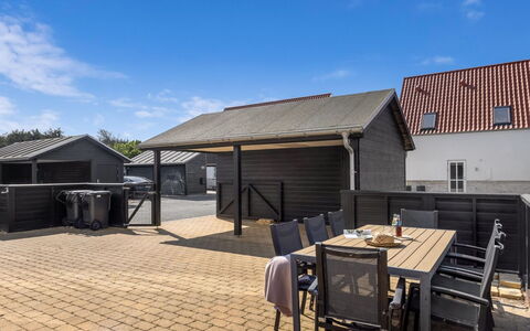 Hilma - 600M from the Sea: Maison, Domicile, Porte, Toit, Chalet, Biens, Jardin, Ombre, Siding, Cour