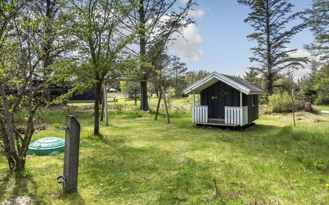 Vaska - 550M from the Sea: Toit, Maison, Domicile, Chalet, Siding, Biens, Allée, Batiments Jardin, Cour, Cabanon