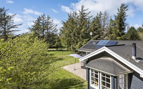 Vaska - 550M from the Sea: Toit, Maison, Domicile, Chalet, Siding, Biens, Allée, Batiments Jardin, Cour, Cabanon