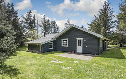 Vaska - 550M from the Sea: Chalet, Jardin, Siding, Batiments Jardin, Ombre, Cour, Arrière-Cour, Pelouse, Ferme, Aménagement Paysager