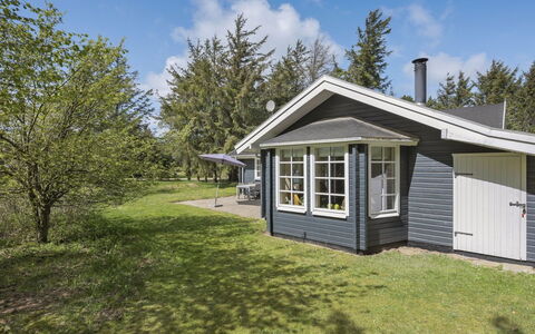 Vaska - 550M from the Sea: Chalet, Jardin, Siding, Batiments Jardin, Ombre, Cour, Arrière-Cour, Pelouse, Ferme, Aménagement Paysager