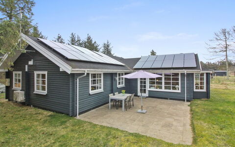 Vaska - 550M from the Sea: Chalet, Jardin, Siding, Batiments Jardin, Ombre, Cour, Arrière-Cour, Pelouse, Ferme, Aménagement Paysager