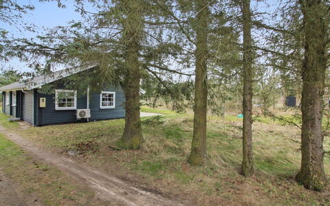 Vaska - 550M from the Sea: Chalet, Jardin, Siding, Batiments Jardin, Ombre, Cour, Arrière-Cour, Pelouse, Ferme, Aménagement Paysager