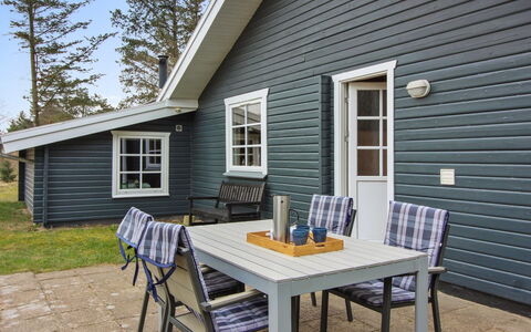 Vaska - 550M from the Sea: Toit, Maison, Domicile, Chalet, Siding, Biens, Allée, Batiments Jardin, Cour, Cabanon