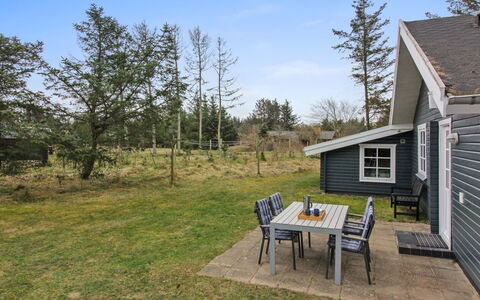 Vaska - 550M from the Sea: Toit, Maison, Domicile, Chalet, Siding, Biens, Allée, Batiments Jardin, Cour, Cabanon