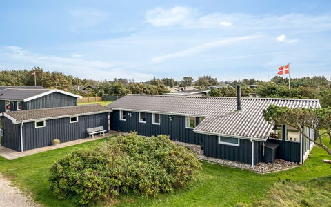 Hælf - 400M from the Sea: Toit, Domicile, Zone Résidentielle, Maison, Architecture, Biens, Lot Terre, Chalet, Aménagement Paysager, Banlieue
