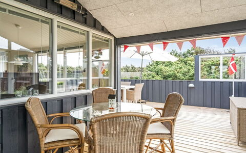 Hælf - 400M from the Sea: Meubles, Bois, Chaise, Table, Sol, Porte, Porche, Table Cuisine Et Salle A Manger, Ombre, Mobilier De Jardin