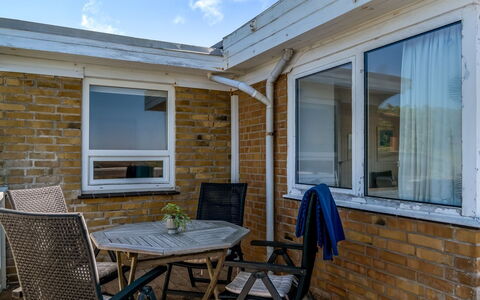 Mielikki - 200M from the Sea: Maison, Domicile, Porte, Toit, Chalet, Biens, Jardin, Ombre, Siding, Cour