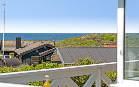 Mielikki - 200M from the Sea: Maison, Domicile, Porte, Toit, Chalet, Biens, Jardin, Ombre, Siding, Cour