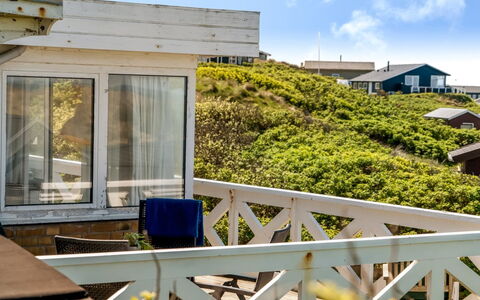 Mielikki - 200M from the Sea: Maison, Domicile, Porte, Toit, Chalet, Biens, Jardin, Ombre, Siding, Cour