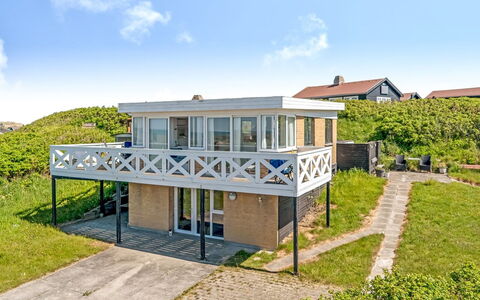 Mielikki - 200M from the Sea: Maison, Domicile, Porte, Toit, Chalet, Biens, Jardin, Ombre, Siding, Cour