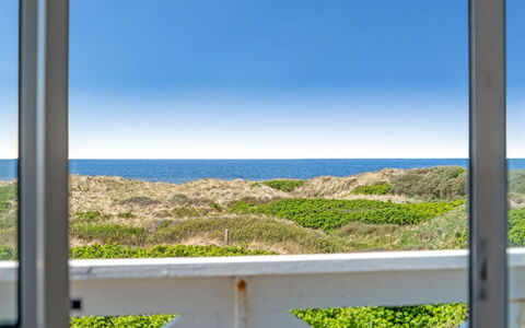 Mielikki - 200M from the Sea: Maison, Domicile, Porte, Toit, Chalet, Biens, Jardin, Ombre, Siding, Cour