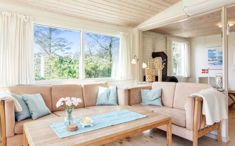 Lisabeth - 250M from the Sea: Meubles, Design Intérieur, Chaise, Sol, Table, Recours, Sol, Plafond, Pièce, Eco Hôtel