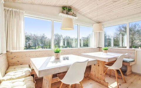 Lisabeth - 250M from the Sea: Meubles, Design Intérieur, Chaise, Sol, Table, Recours, Sol, Plafond, Pièce, Eco Hôtel