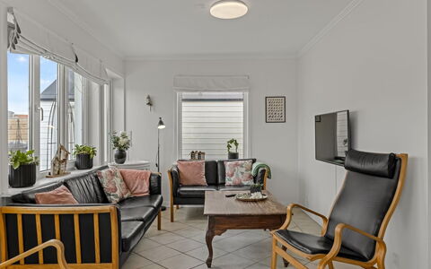 Adelina - 500M from the Sea: Meubles, Design Intérieur, Sol, Mur, Sol, Plafond, Bois, Pièce, Salon, Éclairage