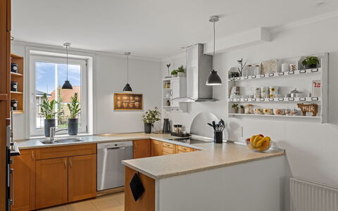 Adelina - 500M from the Sea: Cuisine, Comptoir, Appareil De Cuisine, Cabinetry, Meubles, Design Intérieur, Principaux Appliance, Luminaire, Plafond, Sol