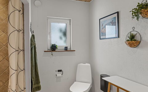 Adelina - 500M from the Sea: Siège De Toilette, Sol, Mur, Toilette, Luminaire Plomberie, Sol, Design Intérieur, Salle De Bains, Éclairage, Pièce