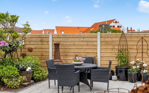 Adelina - 500M from the Sea: Pot De Fleur, Plante D'Appartement, Jardin, Mobilier De Jardin, Tache De Bois, Dur, Patio, Brique, Dalle