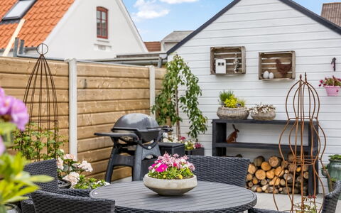 Adelina - 500M from the Sea: Fleur, Pot De Fleur, Meubles, Domicile, Jardin, Mobilier De Jardin, Plante D'Appartement, Chaise, Patio