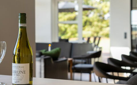 Moreen - 1.5Km from the Sea: Bouteille, Bouteille En Verre, Bouteille De Vin, Du Vin, Drinkware, Verre, Verres À Pied