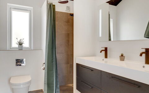 Moreen - 1.5Km from the Sea: Sol, Salle De Bains, Design Intérieur, Sol, Mur, Luminaire Plomberie, Bois, Armoire De Toilette, Lavabo, Miroir