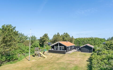 Gottfride - 922M from the Sea: Maison, Domicile, Porte, Toit, Chalet, Biens, Jardin, Ombre, Siding, Cour