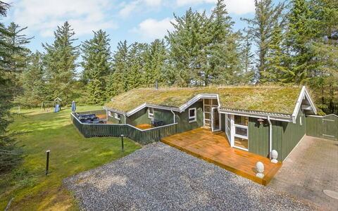 Sunneva - 1Km from the Sea: Maison, Domicile, Porte, Toit, Chalet, Biens, Jardin, Ombre, Siding, Cour