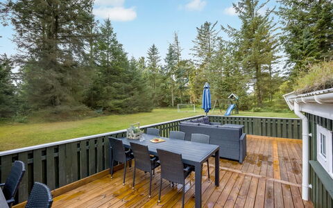 Sunneva - 1Km from the Sea: Maison, Domicile, Porte, Toit, Chalet, Biens, Jardin, Ombre, Siding, Cour