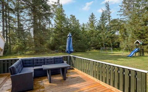 Sunneva - 1Km from the Sea: Maison, Domicile, Porte, Toit, Chalet, Biens, Jardin, Ombre, Siding, Cour