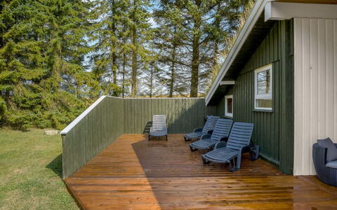 Sunneva - 1Km from the Sea: Maison, Domicile, Porte, Toit, Chalet, Biens, Jardin, Ombre, Siding, Cour