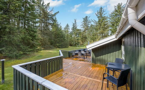 Sunneva - 1Km from the Sea: Maison, Domicile, Porte, Toit, Chalet, Biens, Jardin, Ombre, Siding, Cour