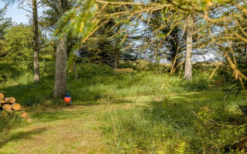 Sunneva - 1Km from the Sea: Maison, Domicile, Porte, Toit, Chalet, Biens, Jardin, Ombre, Siding, Cour