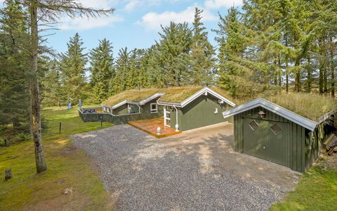Sunneva - 1Km from the Sea: Maison, Domicile, Porte, Toit, Chalet, Biens, Jardin, Ombre, Siding, Cour