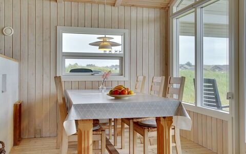 Viktoria - 400M from the Sea: Sol, Bois, Meubles, Design Intérieur, Sol, Plafond, Parquet, Luminaire, Pièce, Dur