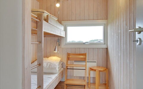 Viktoria - 400M from the Sea: Bois, Chambre, Design Intérieur, Sol, Sol, Lit, Plafond, Tache De Bois, Lit Superposé, Literie