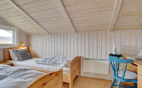 Viktoria - 400M from the Sea: Chambre, Bois, Lit, Design Intérieur, Plafond, Sol, Drap De Lit, Literie, Meubles, Sol