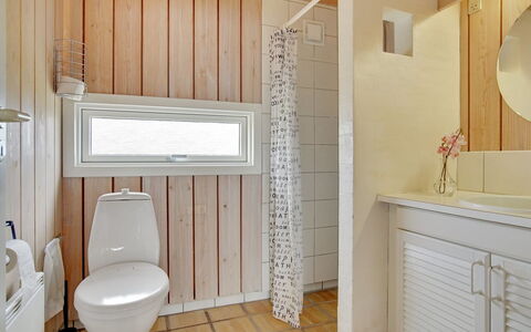 Viktoria - 400M from the Sea: Luminaire Plomberie, Sol, Lavabo, Mur, Design Intérieur, Sol, Bois, Évier, Salle De Bains, Plafond