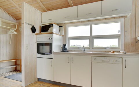 Viktoria - 400M from the Sea: Bois, Sol, Sol, Design Intérieur, Cuisine, Plafond, Comptoir, Pièce, Évier, Cabinetry