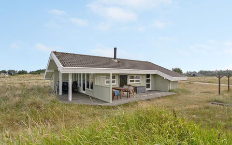 Viktoria - 400M from the Sea: Chalet, Domicile, Maison, Toit, Porche, Biens, Siding, Batiments Jardin, Ferme, Cour
