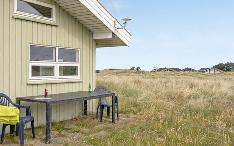 Viktoria - 400M from the Sea: Chalet, Domicile, Maison, Toit, Porche, Biens, Siding, Batiments Jardin, Ferme, Cour