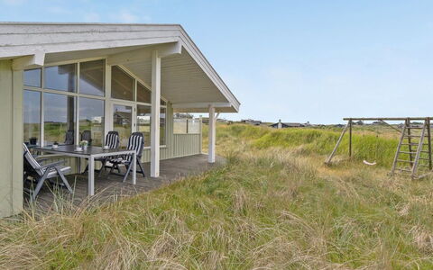 Viktoria - 400M from the Sea: Chalet, Domicile, Maison, Toit, Porche, Biens, Siding, Batiments Jardin, Ferme, Cour