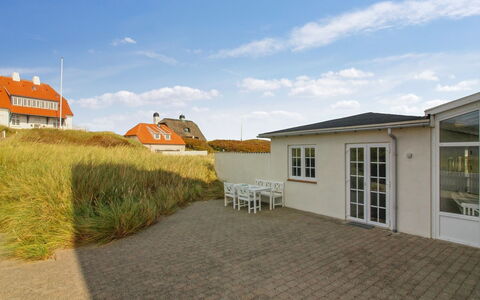 Lenaya - 75M from the Sea: Toit, Chalet, Domicile, Ombre, Siding, Ferme, Porche, Structure En Plein Air, Batiments Jardin