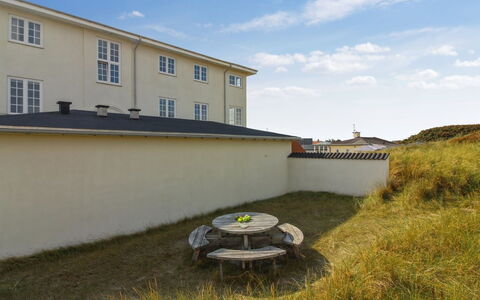 Lenaya - 75M from the Sea: Toit, Chalet, Domicile, Ombre, Siding, Ferme, Porche, Structure En Plein Air, Batiments Jardin