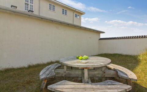 Lenaya - 75M from the Sea: Toit, Chalet, Domicile, Ombre, Siding, Ferme, Porche, Structure En Plein Air, Batiments Jardin